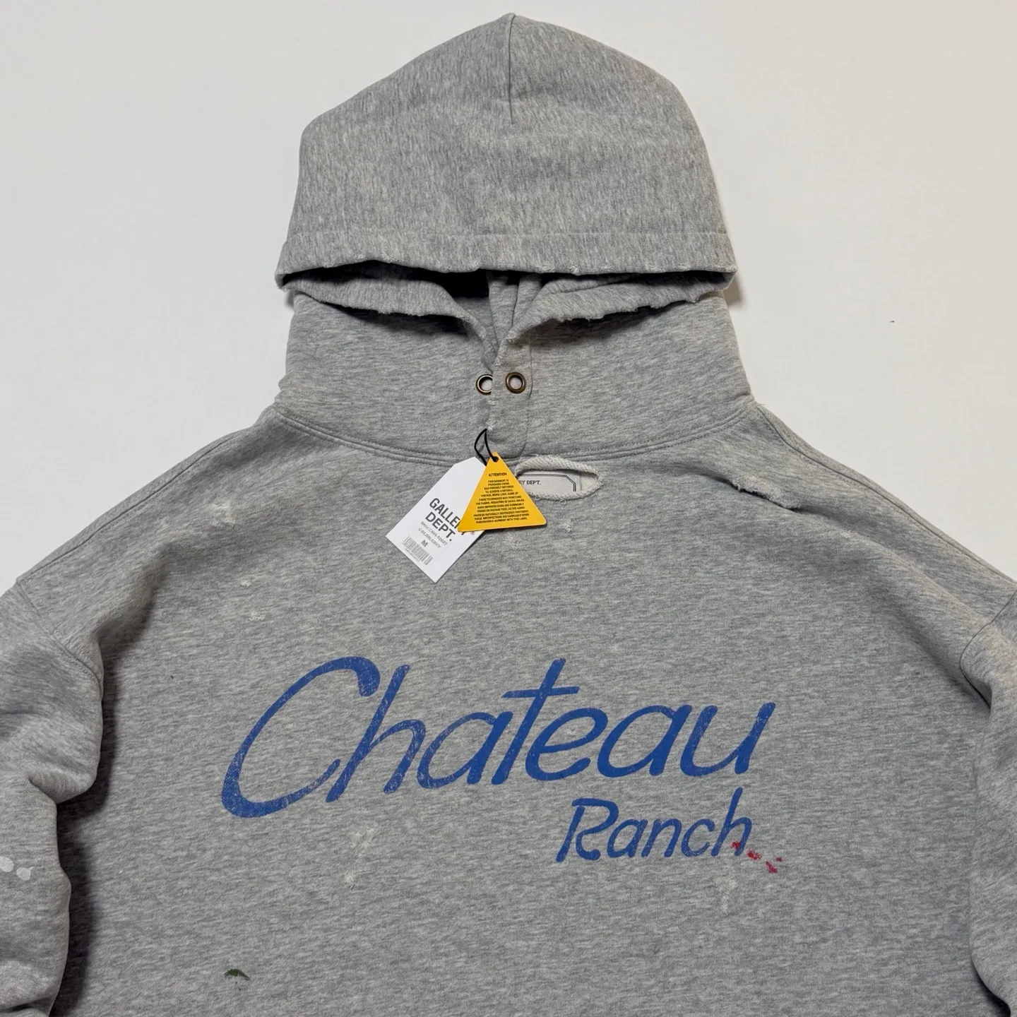 GALLERY DEPT. CHATEAU RANCH HOODIE/HEATER GRAY Horseshoe Winery Splashed Ink Destroyed Hoodie Washed Gray S-XL Assute Reactive Dyes Ready-made Horseshoe Fading Process Post-Fry Color Processing Super Heavy and Cumbersome Too Many Cuts and Hanging Wormhole Destruction Process➕Hand-Splashed Ink Very Time-consuming and Labor-intensive Correct Version Original Main Mark➕Large Main Mark➕Yellow Wash Mark The original BOXY short and wide version has not been changed at all. God-cut. Authentic level printing process. Post-washing treatment to show natural aging effect.